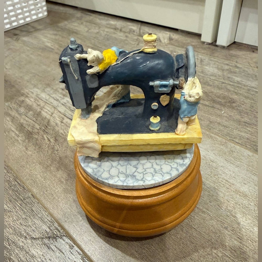 Music box:  Charming Sewing Machine Figurine with Cats